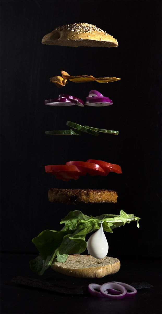 Ein Burger mit Platterbsenpattie in Schichten dargestellt, der Flying Burger